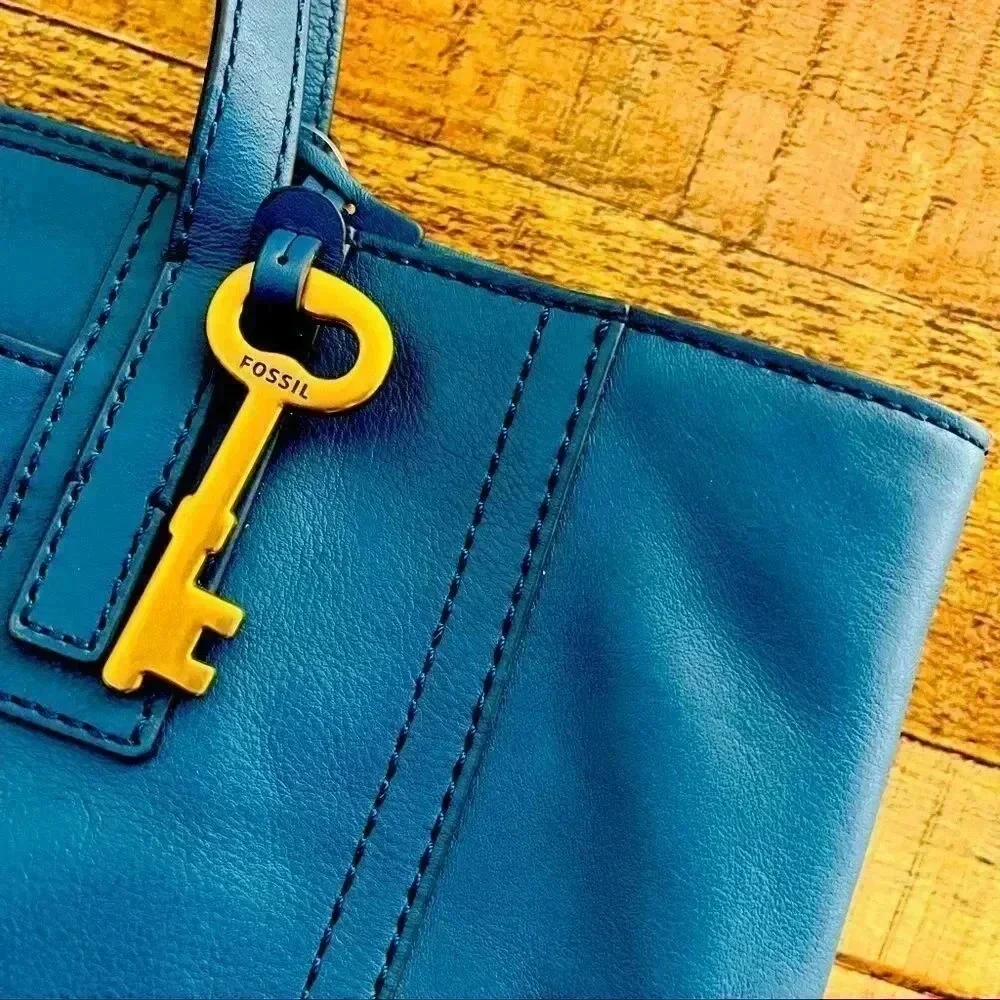 NWOT Fossil Emma Leather Blue Shoulder Tote